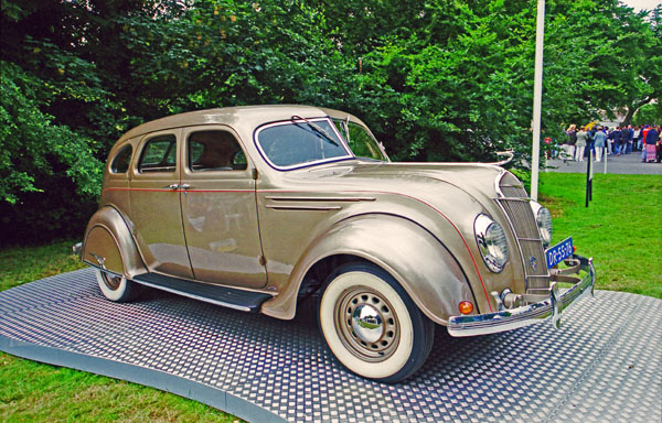 35-1b (00-49-35) 1935 DeSoto Airflow 4dr Sedan.jpg